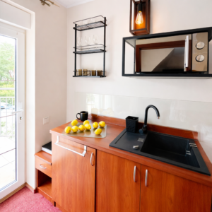 Pokój typu studio czyli dwa pokoje. Z łazienka, balkonem,blisko plaży