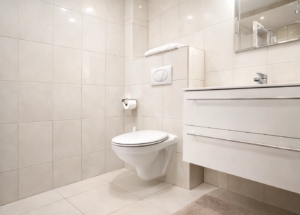 Łazienka z prysznicem w Pokój dwuosobowy na parterze .