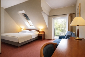 Pokój na piętrze z balkonem .łożze king size i sofa 140 szeroka