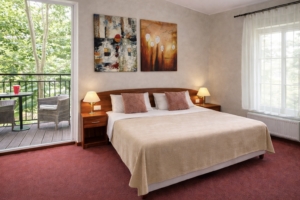 Pokój dwuosobowy z balkonem i łazienką .5 minut spacerem od morza.