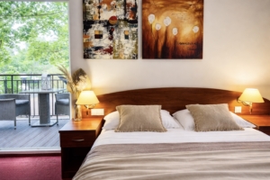 Pokój dwuosobowy z łazienka i balkonem. W Pobierowie . Blisko plaży