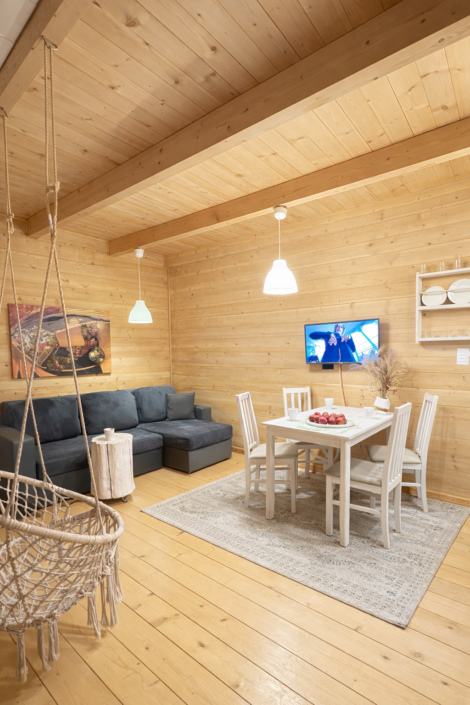 Jadalnia w domku drewnianym w Pobierowie