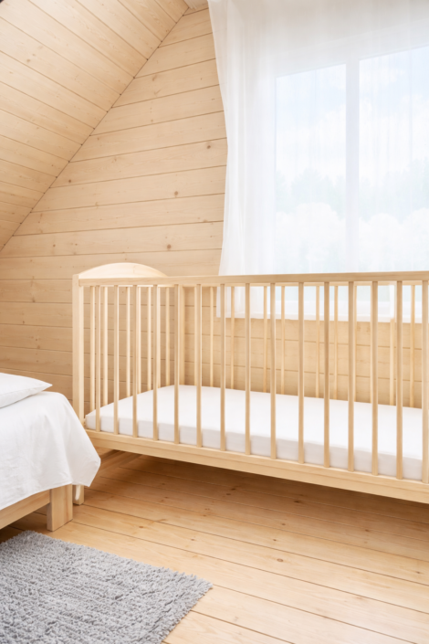 Łóżeczko dla niemowlaka w Pobierowie w domku drewnianym