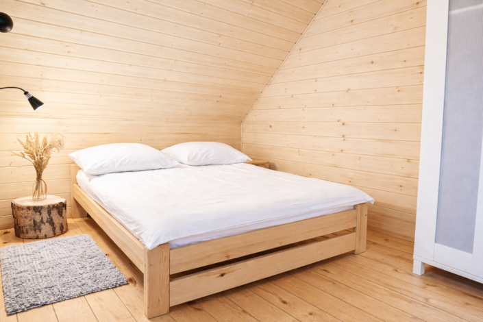 Łóżko małżeńskie w sypialni domku z Bala