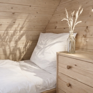 Jasna sypialnia w domku nad morzem w Pobierowie Morska Fala