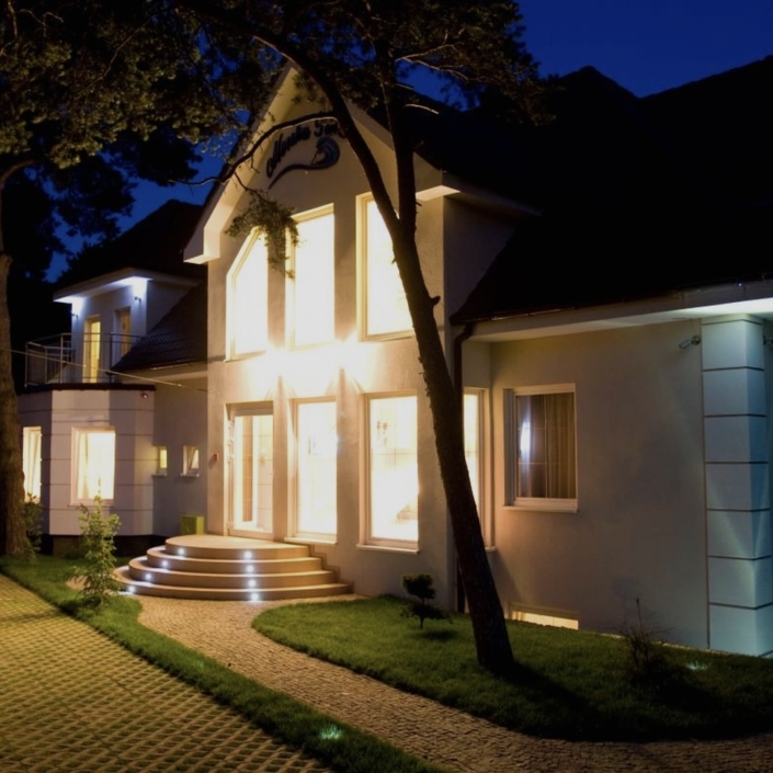 Morska Fala Pobierowo budynek nocą oświetlony wieczorem