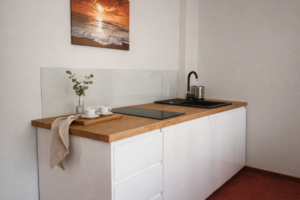 Aneks kuchenny z płytą grzewczą w pokoju czteroosobowym – Morska Fala Pobierowo