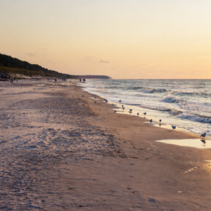 plaża w Pobierowie nad Bałtykiem o zachodzie słońca