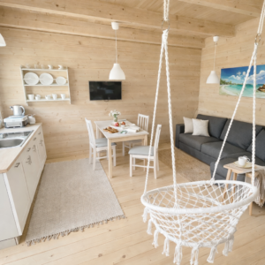 Salon w drewnianym domku Morska Fala w Pobierowie nad morzem