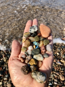 Kolorowe kamyki znalezione na plaży w Pobierowie