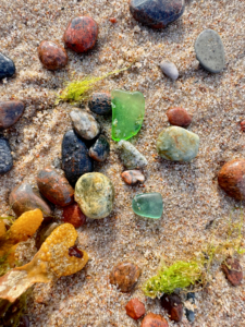 Szkło morskie i kolorowe kamyki na plaży w Pobierowie